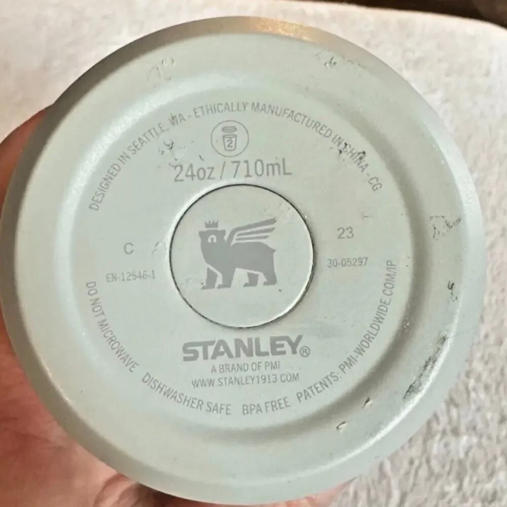 Stanley 24oz Insulated Water Bottle Green Flip Lid BPA Free  Description: - Picture 2 of 8
